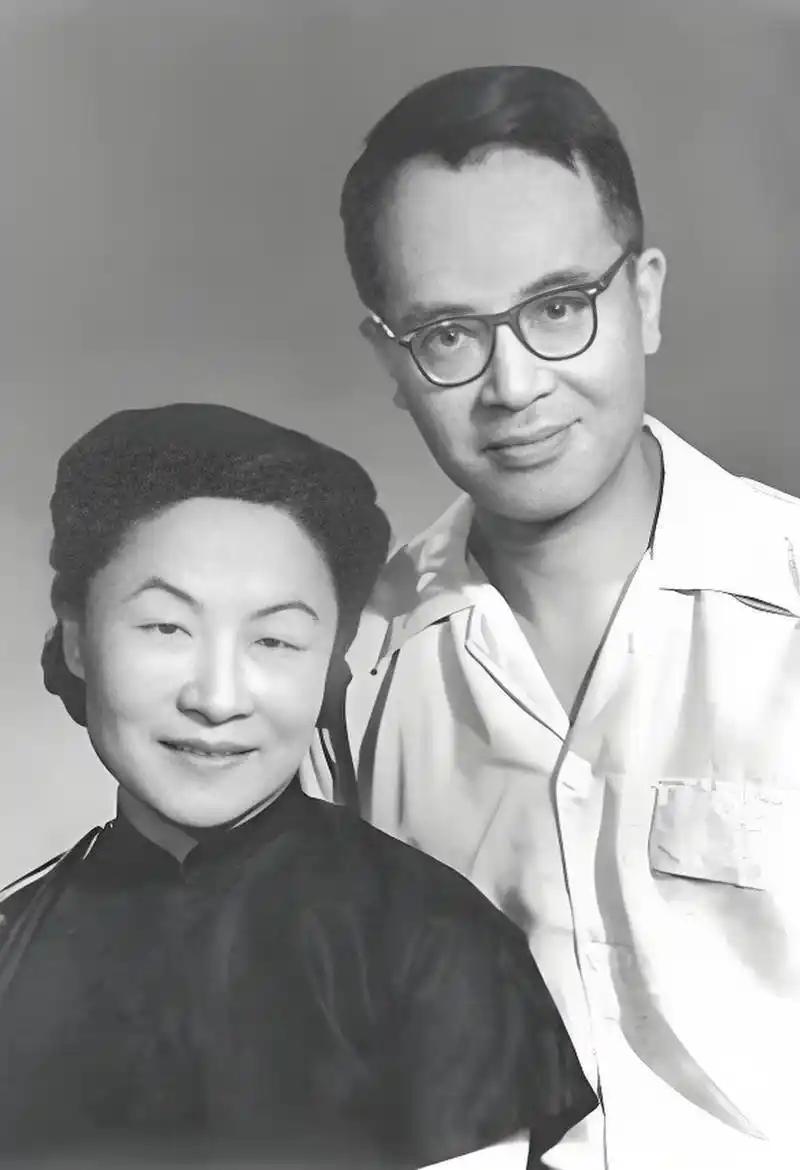 一位两性专家说："男人喜欢一个女人，就会忍不住的去拥抱，亲吻。而女人喜欢一个男人
