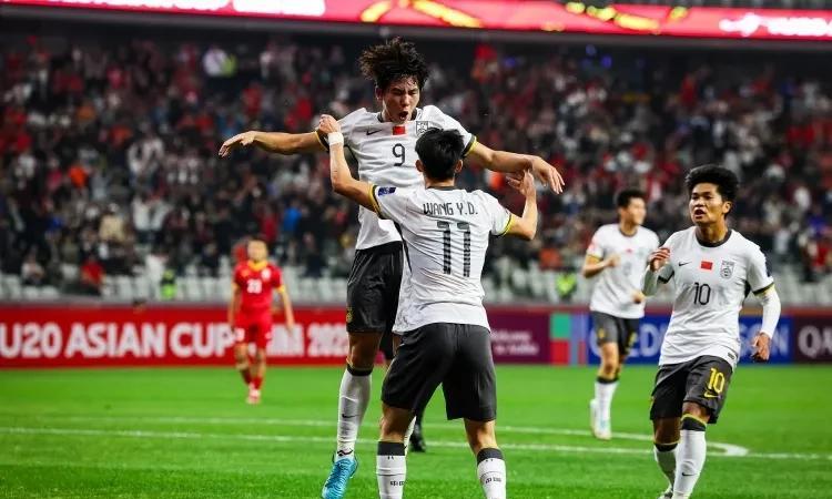 国青三将身价全线暴涨，王钰栋从40万欧涨到150万欧，位列全球18岁球员身价排名