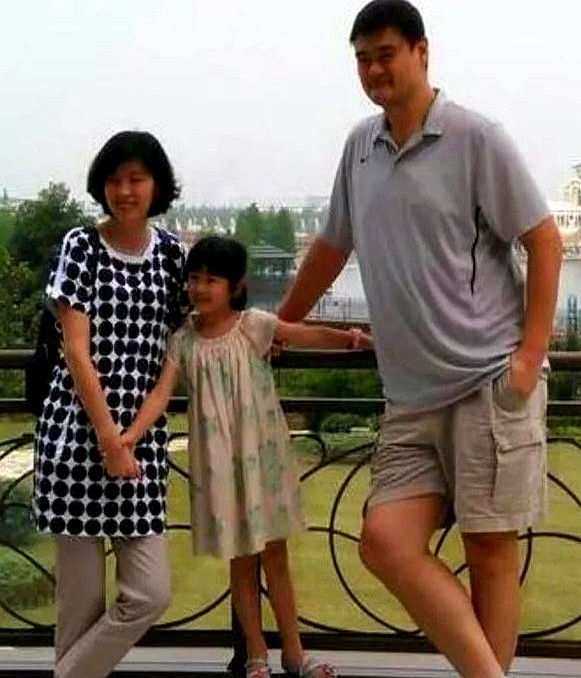 这身高差，绝了！姚明，2米26。叶莉，1米90。这俩人站在一起，那画面，