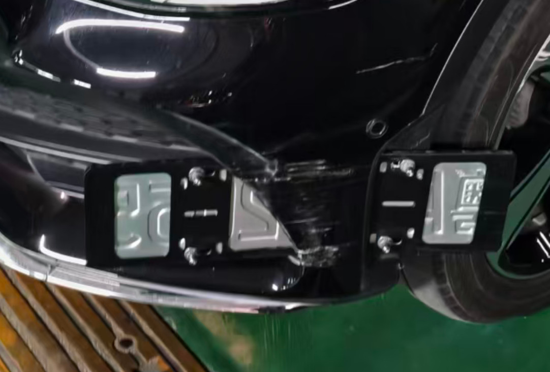 建议给家里的女司机换个新能源吧，有透明底盘视角，这么大的车牌肯定能看到吧。也不至