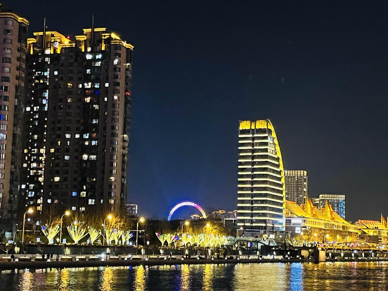 【行之惊蛰津门夜游抒怀】惊蛰雷轻唤物华，夜游津渡意风斜。欧楼灯影溶春色，海