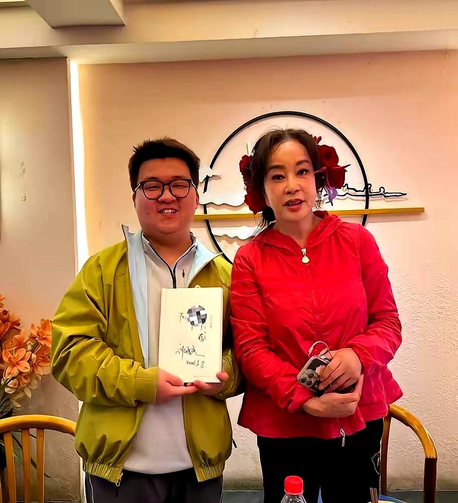 75岁刘晓庆回重庆吃火锅，保安围成人墙开路。她穿黑西装别着大红花，逛南滨路钻