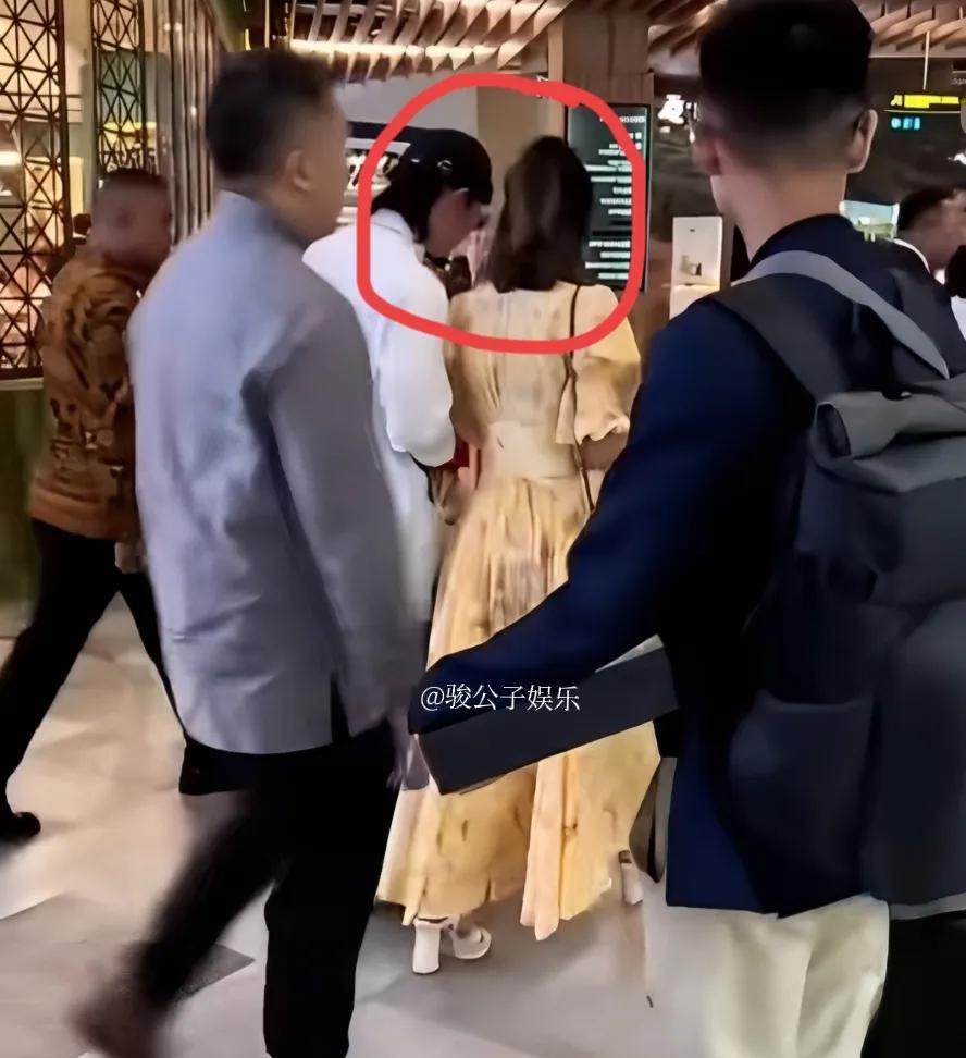 台媒报道，吴建豪近日参加好友婚礼时，身边始终陪伴着一位约30岁的女性。他还将这位