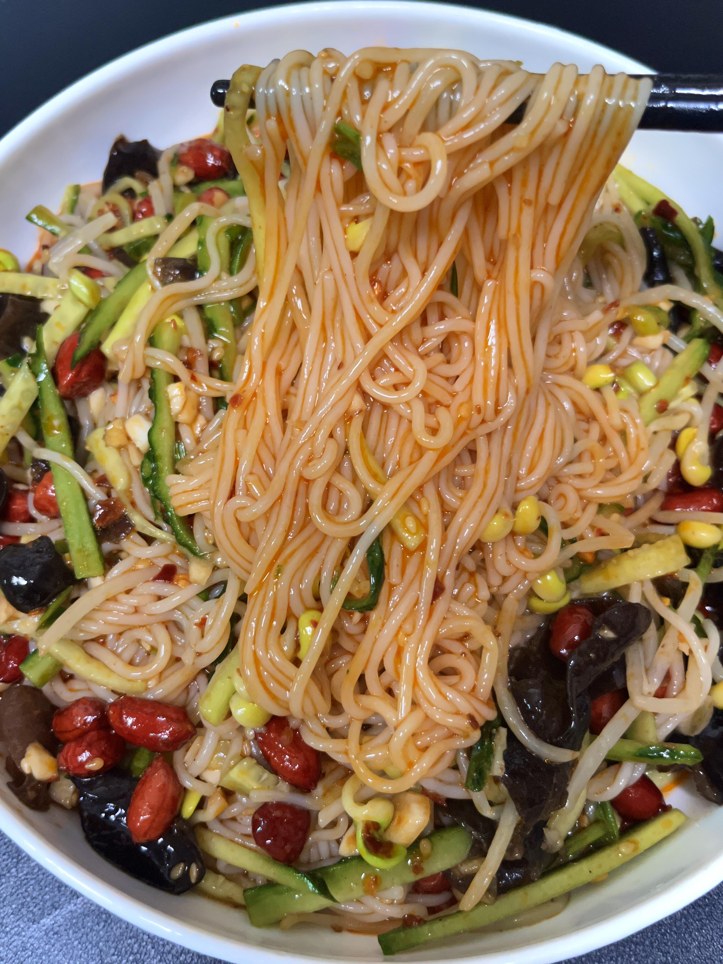 夏天的快乐是凉拌米粉给的🤤几分钟搞定，清爽又解腻家人们谁懂啊！天气一热就没