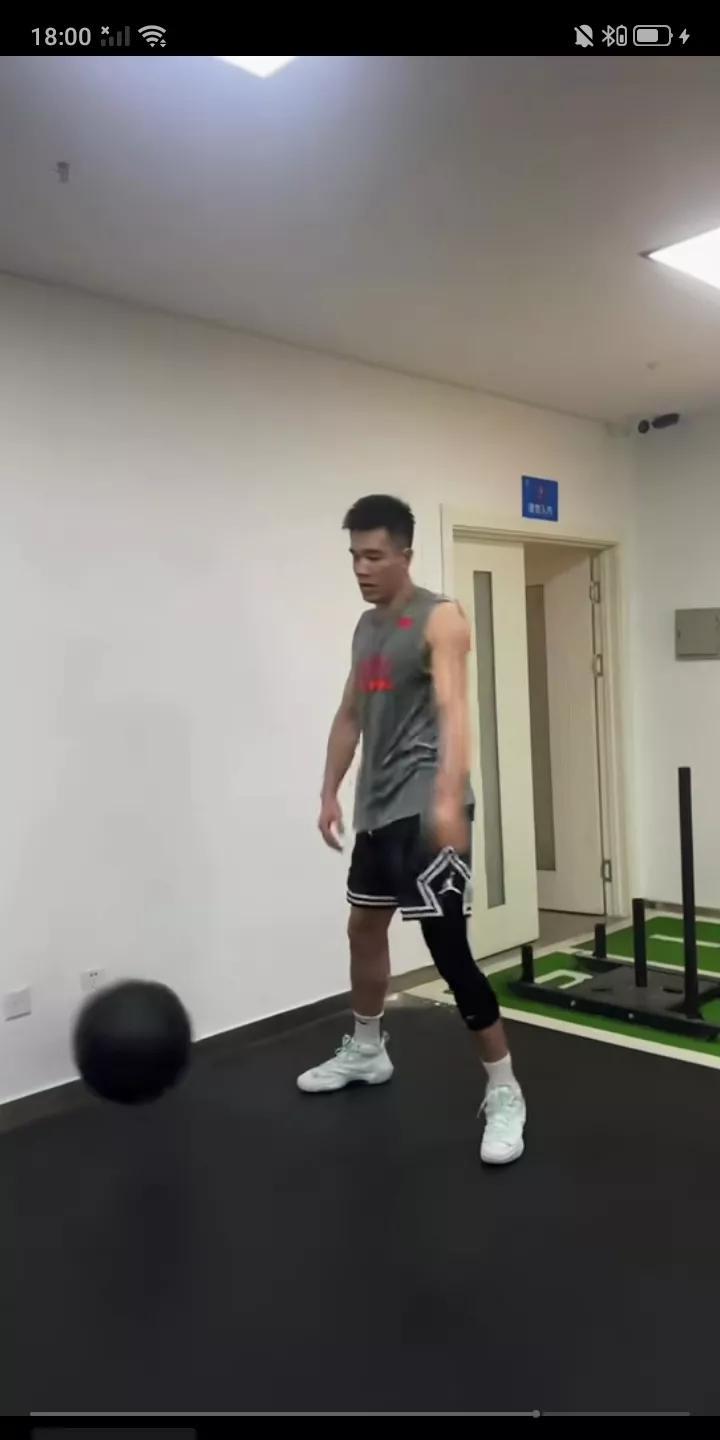 昨天CBA球星郭艾伦更新作品，上传在体育馆里独自一人进行弹力球强化训练。锻炼肢体