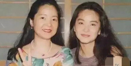 1994年，林青霞大婚，接到了邓丽君给她打的最后一个电话。林青霞问:“你在哪儿？