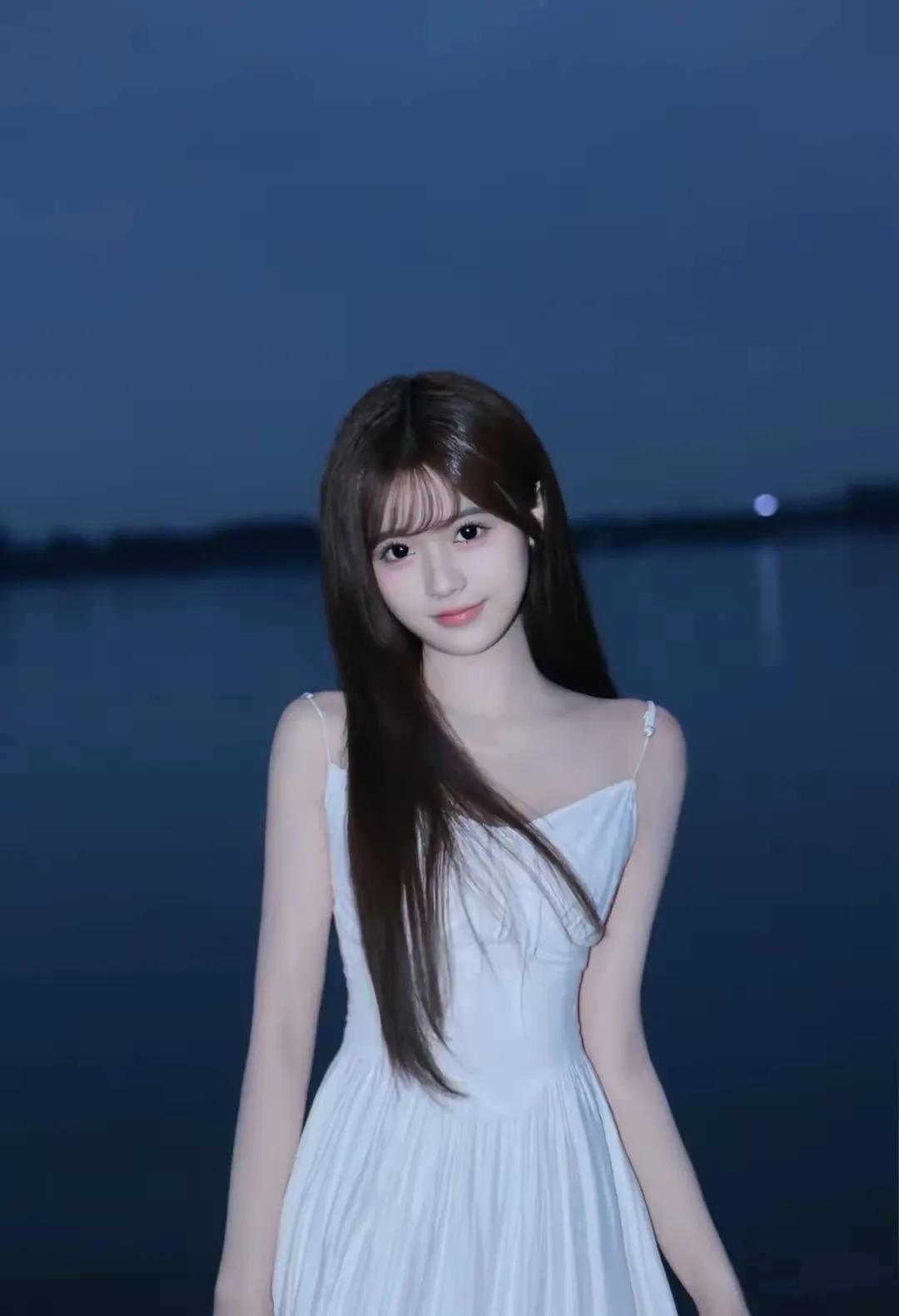 少女摄影|NO.0135期清甜少女夜色户外写真蓝调时刻的温柔絮语是晚风拂过