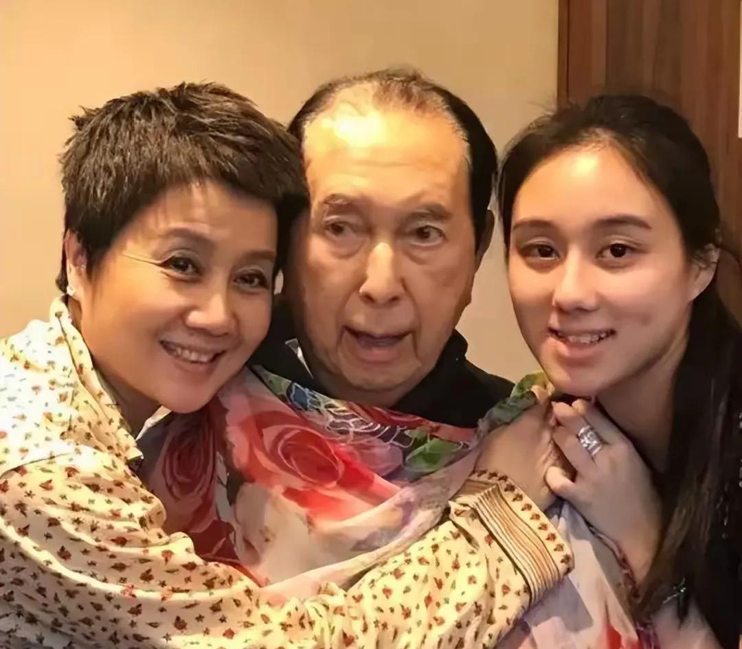 赌王何鸿燊有最小的女儿何超欣的时候是78岁，而四太梁安琪那时才39岁，这个年纪生