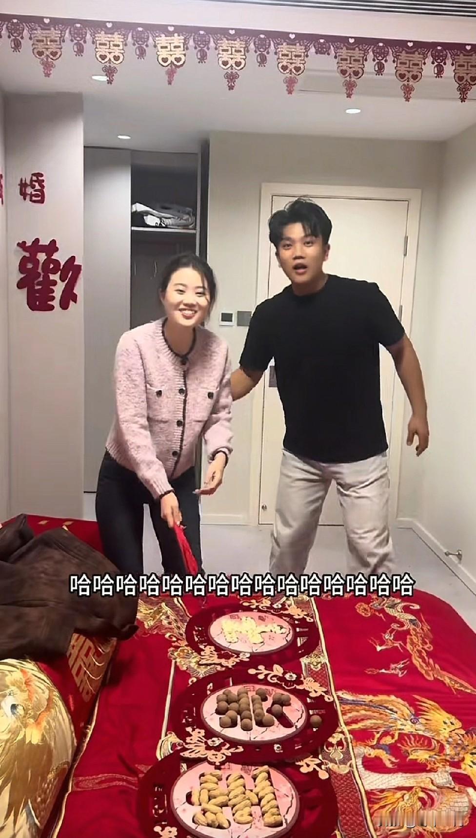 闹洞房的来了，就是出来的早点[捂脸哭]解清帅王正正婚礼结束了，竟然还有后续。一众弟