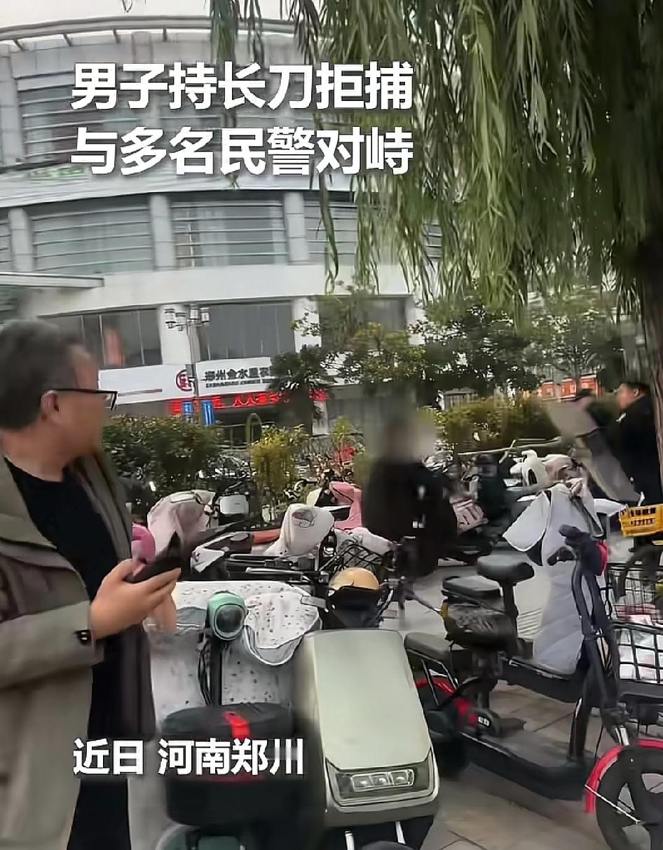 “给挺身而出的路虎车主点个赞！”河南郑州，一男子持长刀在当街挥舞，民警与之对抗