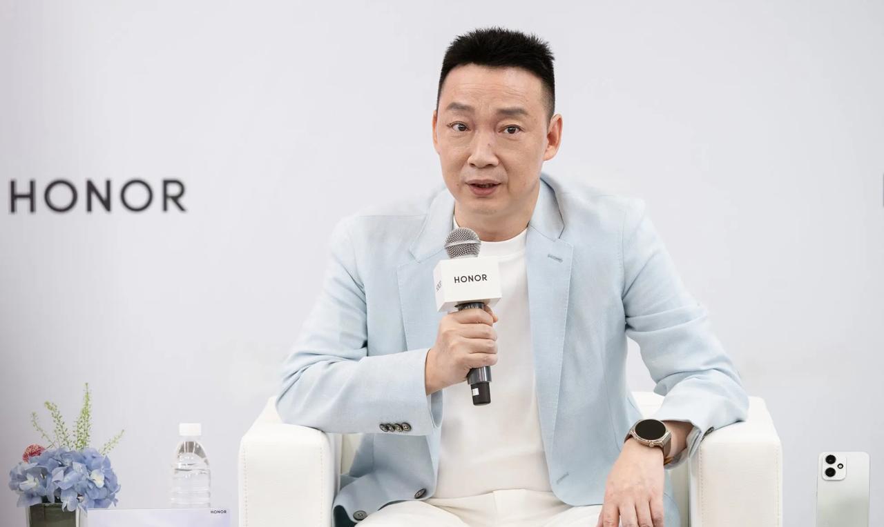 李健总接受采访的时候，把荣耀新的旗舰手表漏出了。这块表之前3月份海外已经发布了，