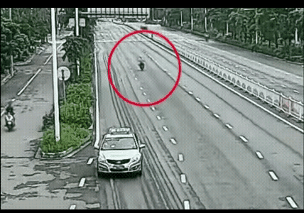 这回我力挺出租车，出租车没毛病，是那辆闭着眼睛开的摩托车的责任。出租车临时停车