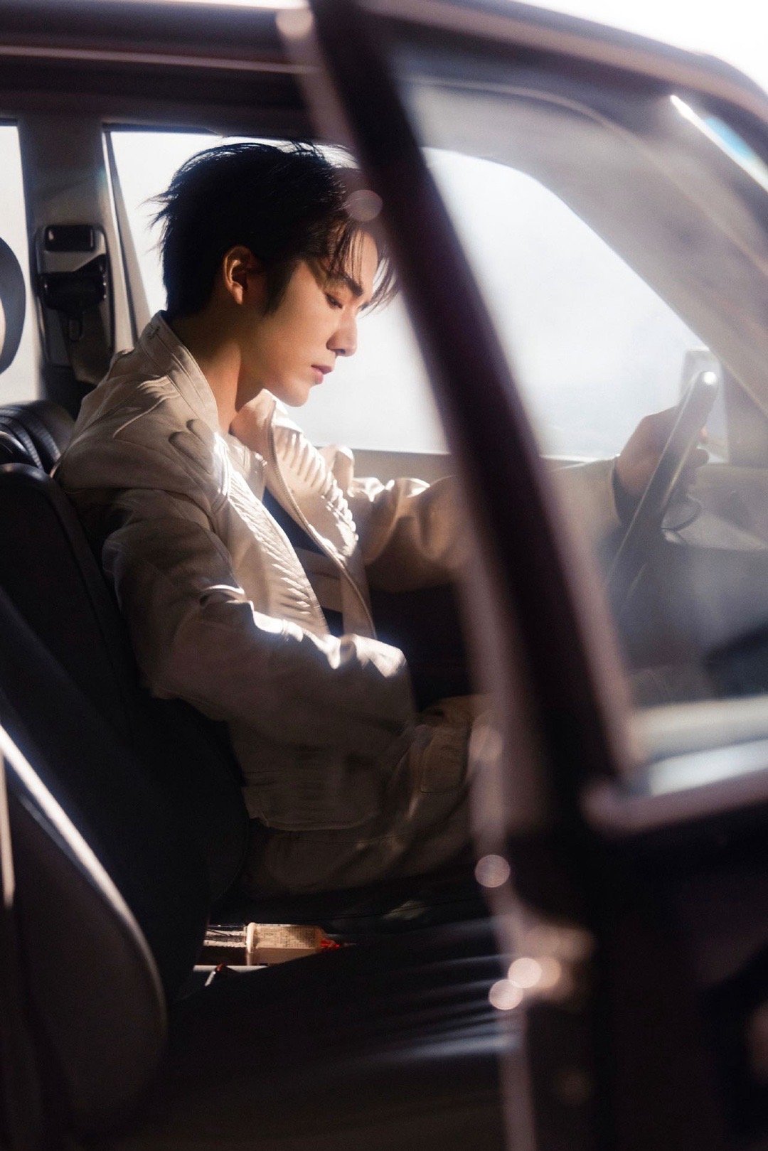 不想上班想上张新成的车张新成从车上下来那一下，气质拿捏得死死的。白皮衣配那个眼