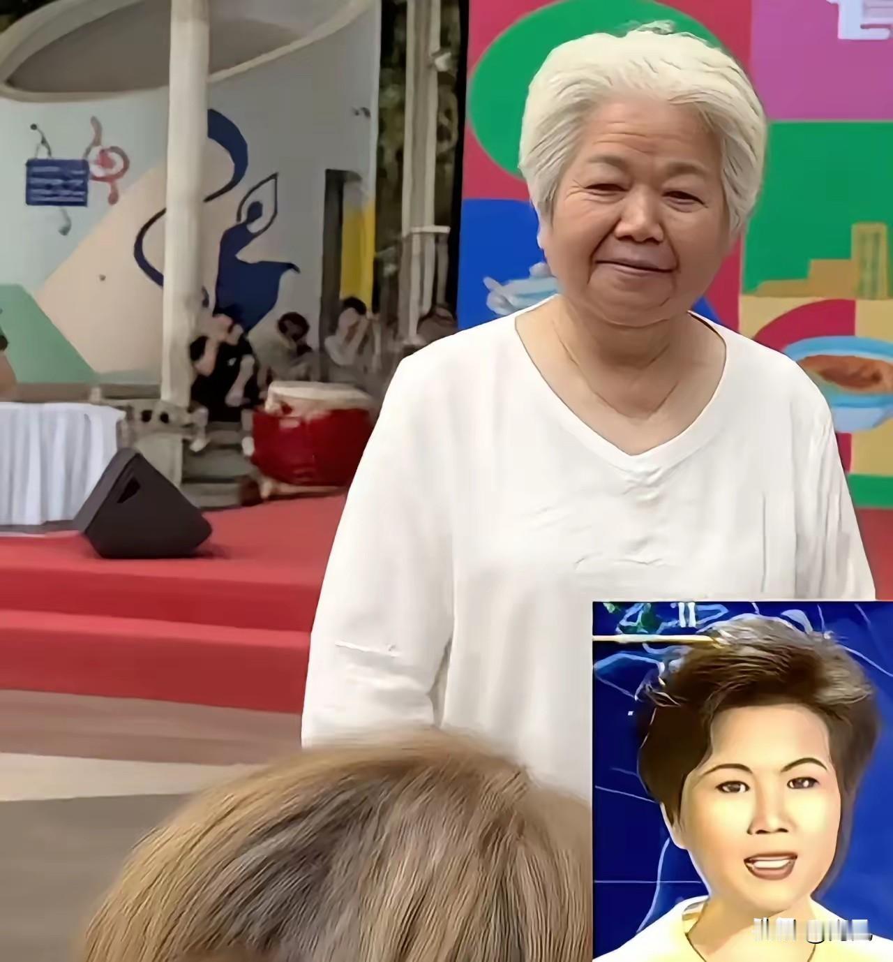 邢质斌这次，是真让人认不出来了。78岁，北京方庄美食季，街边小吃摊烟火气腾