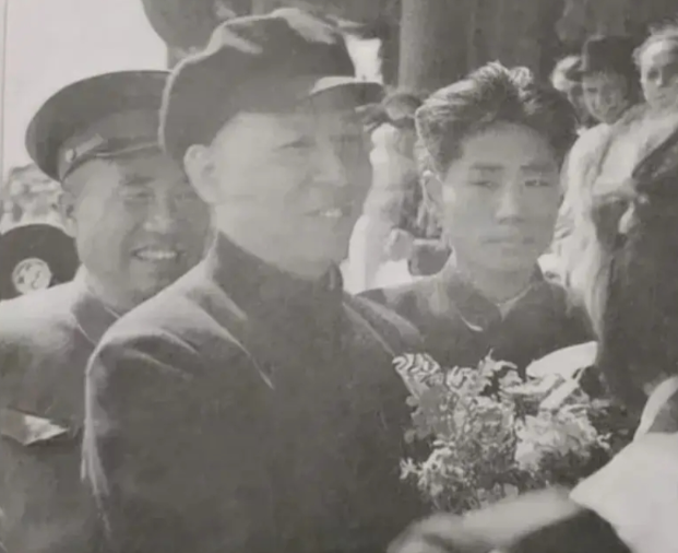 建国初，刘少奇与众人的一张合影，背后站着毛岸英同志！在上个世纪50年代初