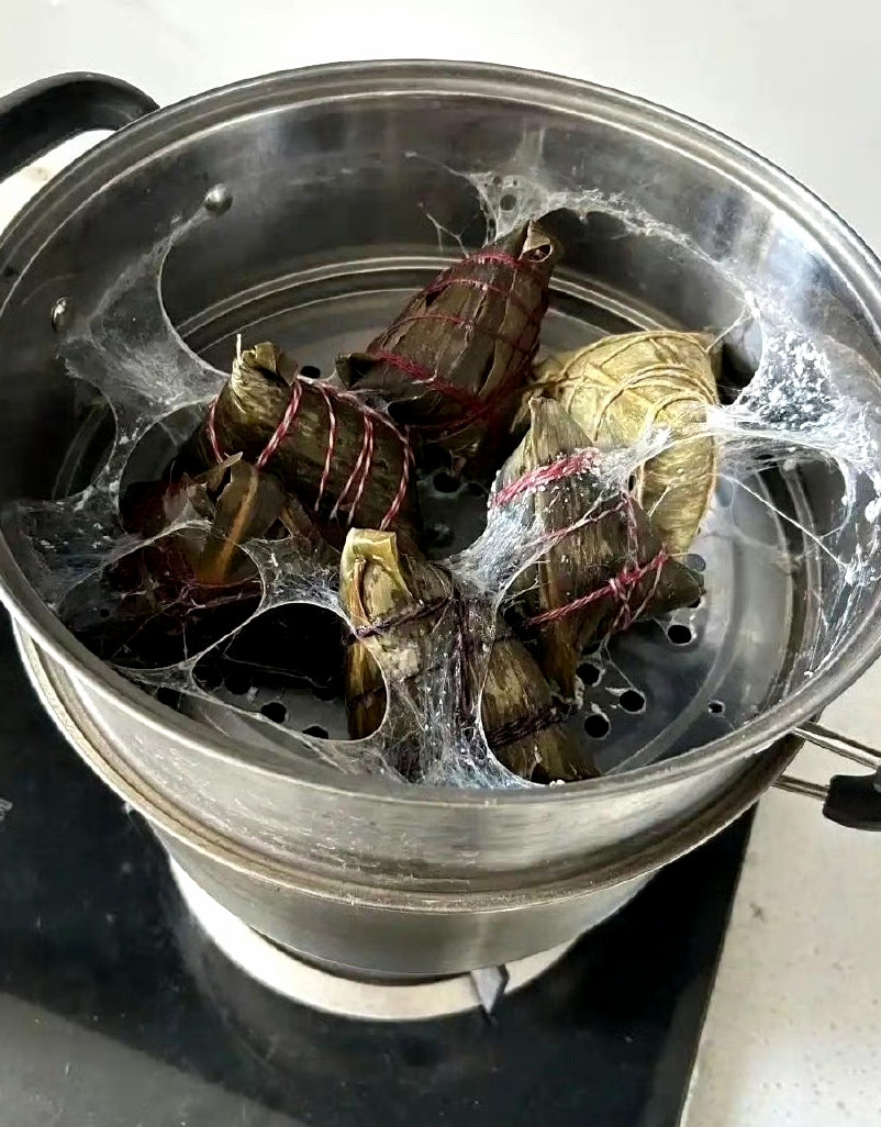 蒸的粽子怎么打开是这样的，全是蜘蛛网。​