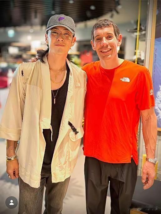 徒手攀爬高手，在没有攀岩的时候，感觉就是一个非常普通的人，也没有感觉他长得有多么