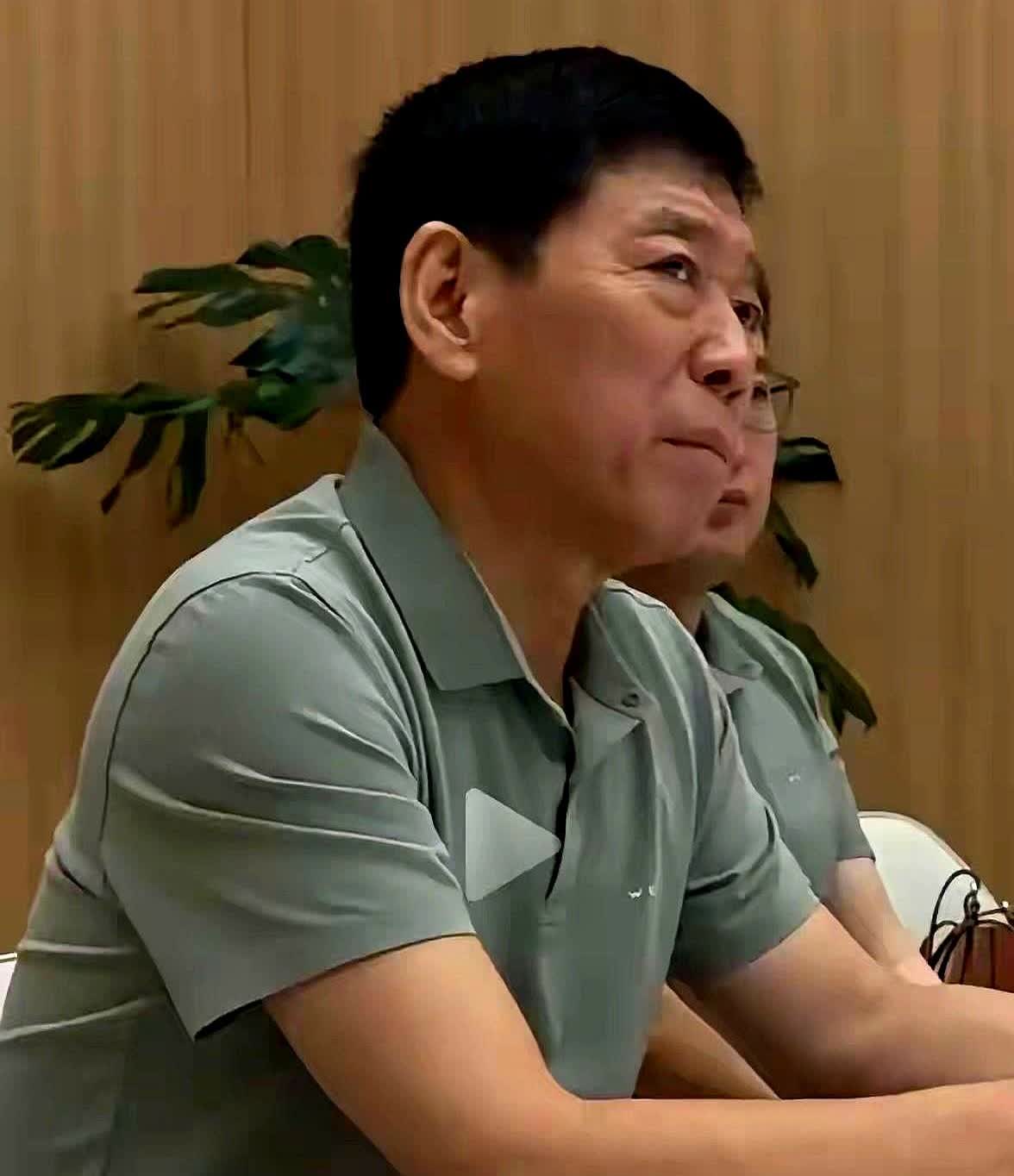 75万卡宴惨遭00后嫌弃！余承东失控真相曝光：车标不如WiFi热点，BBA保时捷集体破防