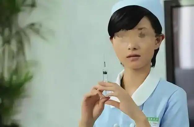 2002年，护士周华突然在医生李仁强的脖子上扎了一针，还嬉皮笑脸地说:“就打了一