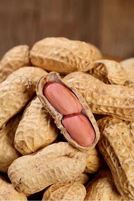 高血压不敢吃花生？上海交大研究：不想血压飙升，要远离这3样。其实花生本身并不