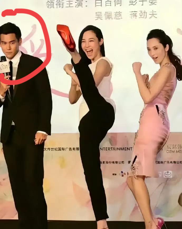 白百何真不怕尴尬😅把腿抬得那么高，感觉旁边的彭于晏都看不过去了，一脸懵的样子[