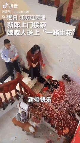 江苏连云港，一新郎上门接亲，他想过被堵门刁难，没想到女方家的做法让他很意外，尤其