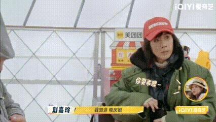 刘晓庆对刘嘉玲说你要乖噢《一路繁花》2里，刘嘉玲提出让女骑手载她去兜风，刘晓庆随