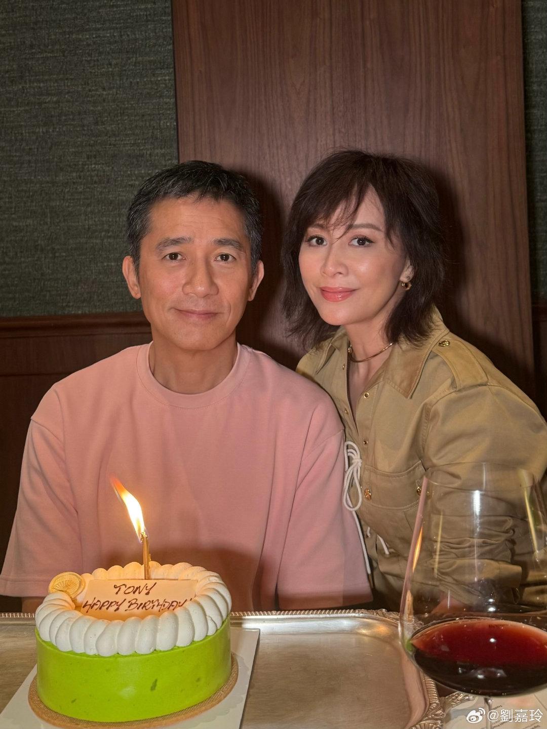 梁朝伟和刘嘉玲还真的是有夫妻相，梁朝伟今年63岁，刘嘉玲59岁。两个人也没要