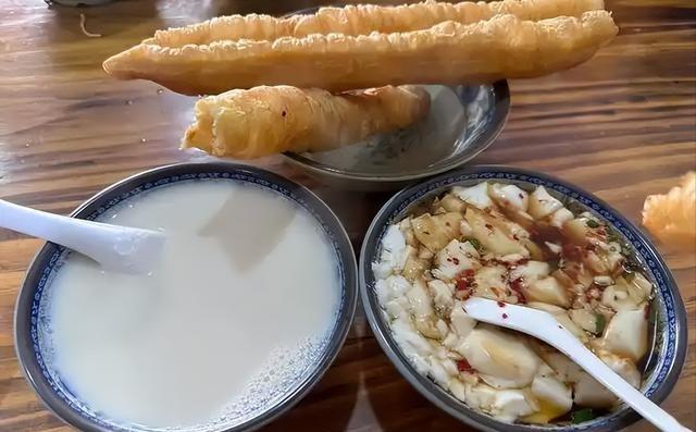 你是否注意到，许多长辈的餐桌上总少不了豆腐和豆浆？这两样传统食物不仅口感鲜美，还