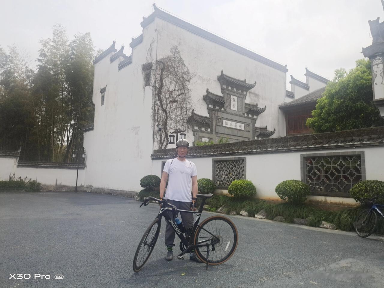 周六例骑，遇雨顺延至周日。继续预报阵雨。我们还是出发了，打卡中国最美乡村——婺源
