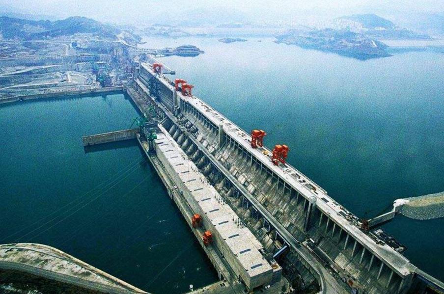 三峡大坝一年能发出一千多亿度电，按最便宜二毛九一度算，每天收入八千万，一年轻松二