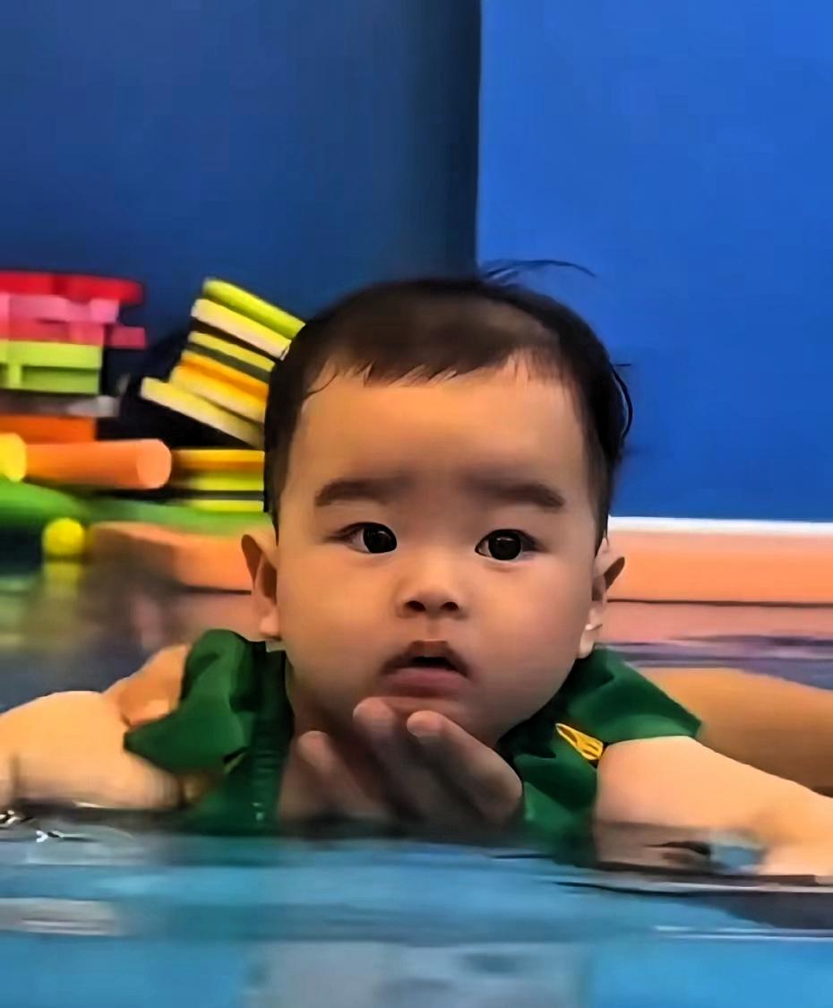 刚满五个月的婴儿，尚且无法自主翻身、站立，连爬行都十分吃力，可近日一段短视频在网