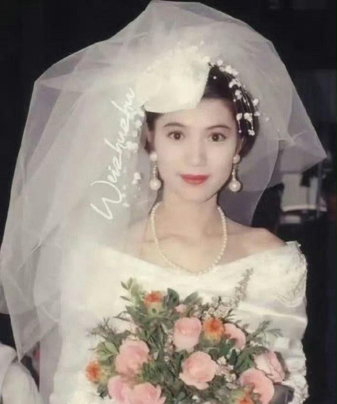 袁咏仪20年前的婚纱照在网上爆火，本以为是一波回忆杀，结果直接成了“颜值审判日”