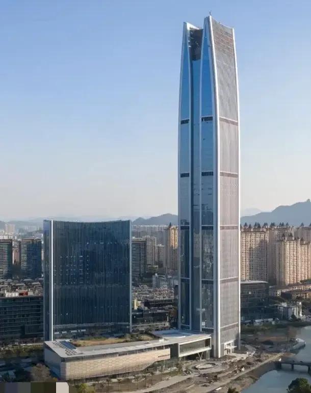 中国县级第二高楼，现在已经完工了，它就是浙江温岭中心大厦，位于温岭九龙湖公园边上