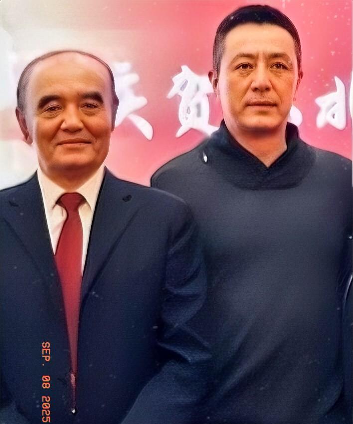 老帅李应发身旁的男人曾是九十年代初期辽足锋线上的主力大中锋，入选过国家队的高旭，