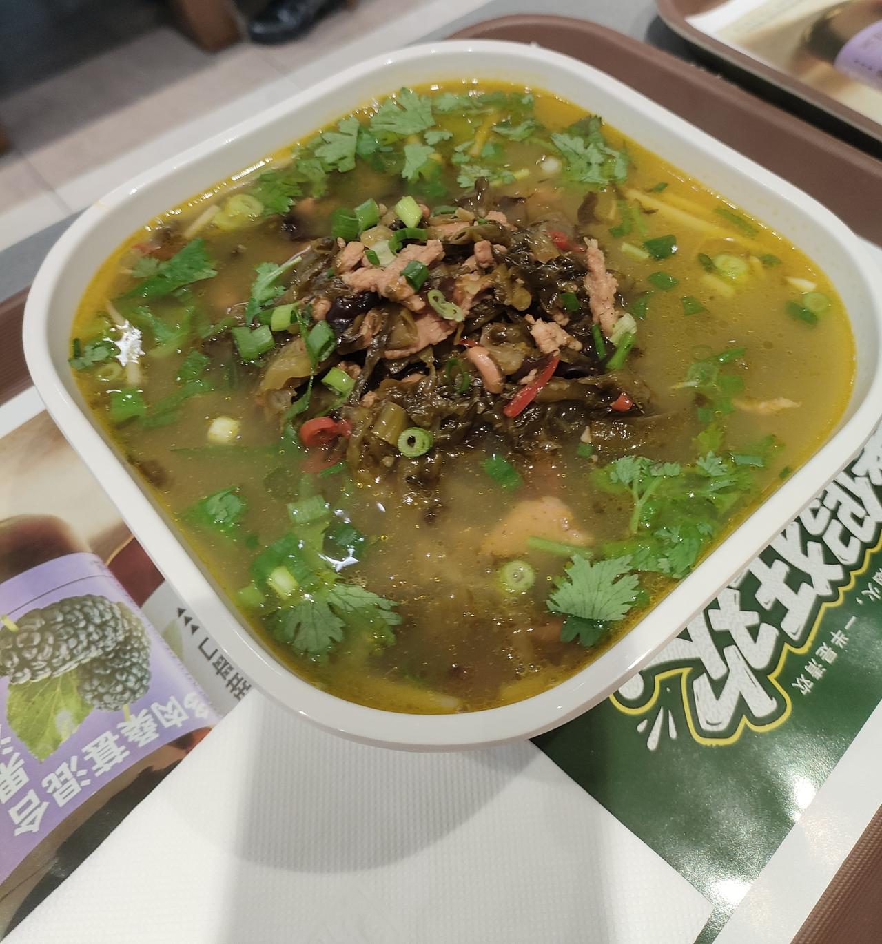 这一碗酸菜肉丝的米线，十八块钱贵不贵呀，味道怎么样，真的好吃吗？好想去吃魏家的米