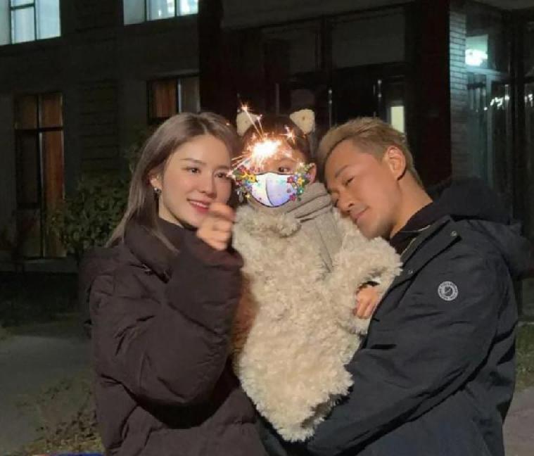 46岁林峰现状公开，迎娶小10岁漂亮妻子张馨月，如今婚姻幸福十分疼爱老婆