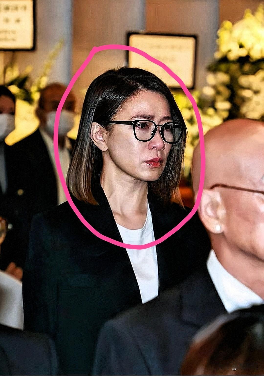 在许绍雄追悼会上有眼尖的网友发现50岁的佘诗曼素颜出席许绍雄追悼会，她毫无