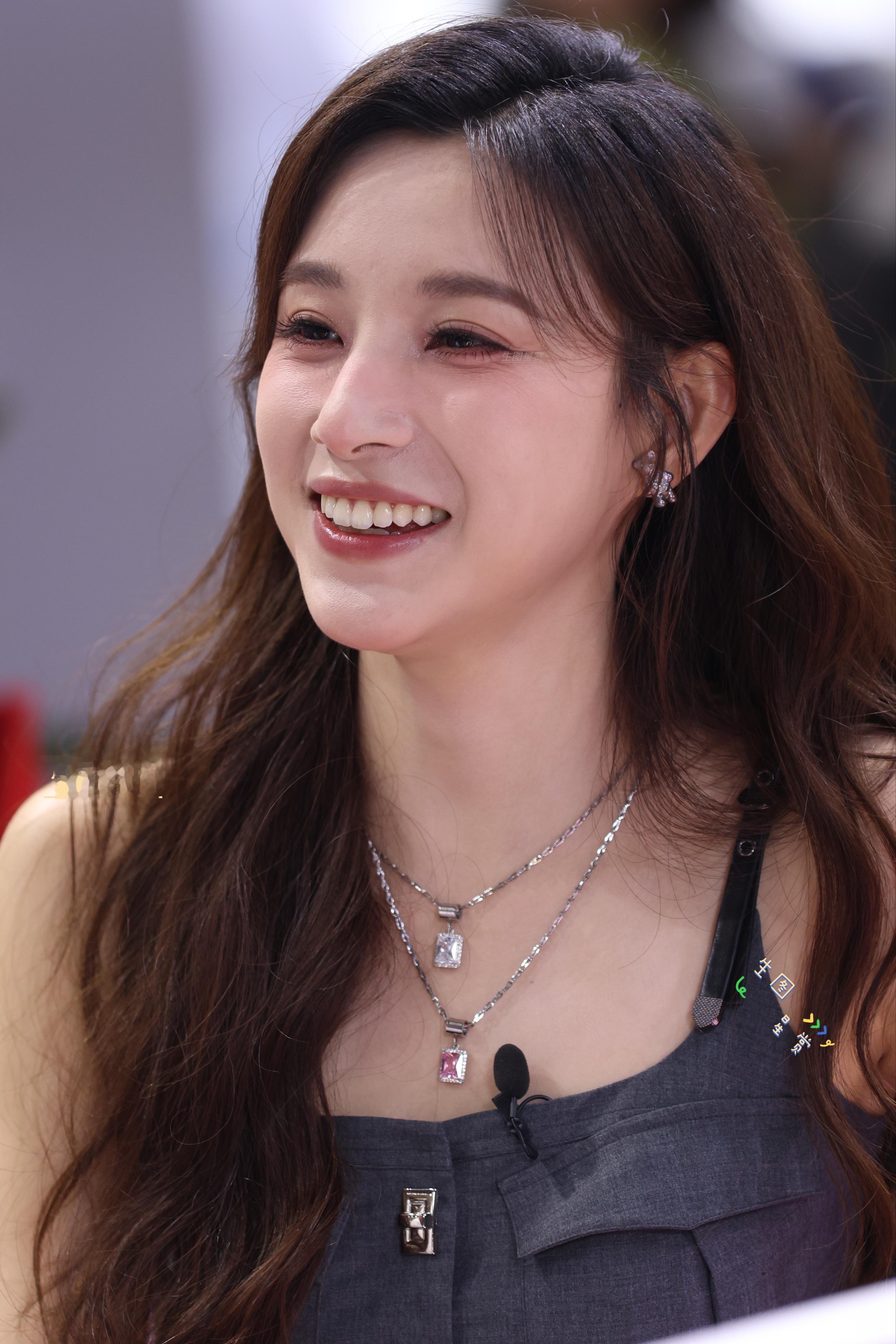马凡舒现身上海美博会直播，央视颜值担当的凡凡美到我无法呼吸[比心][打ca