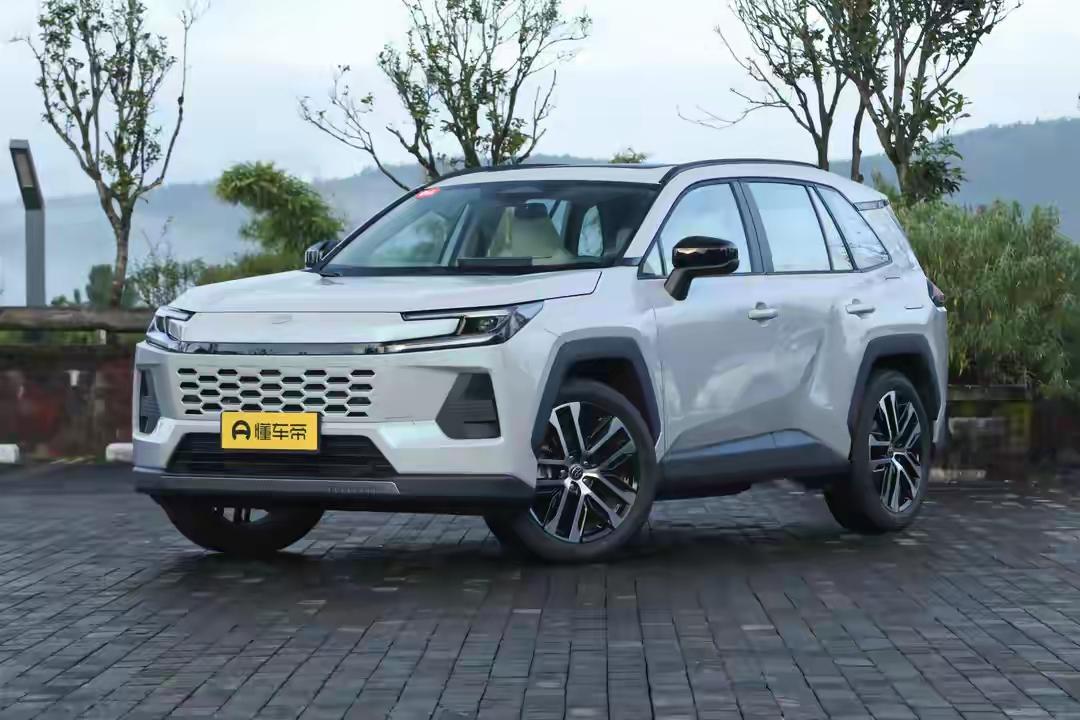 2025广州车展上，广汽丰田这场“24小时双车发布会”，算是给燃油车用户递了颗定