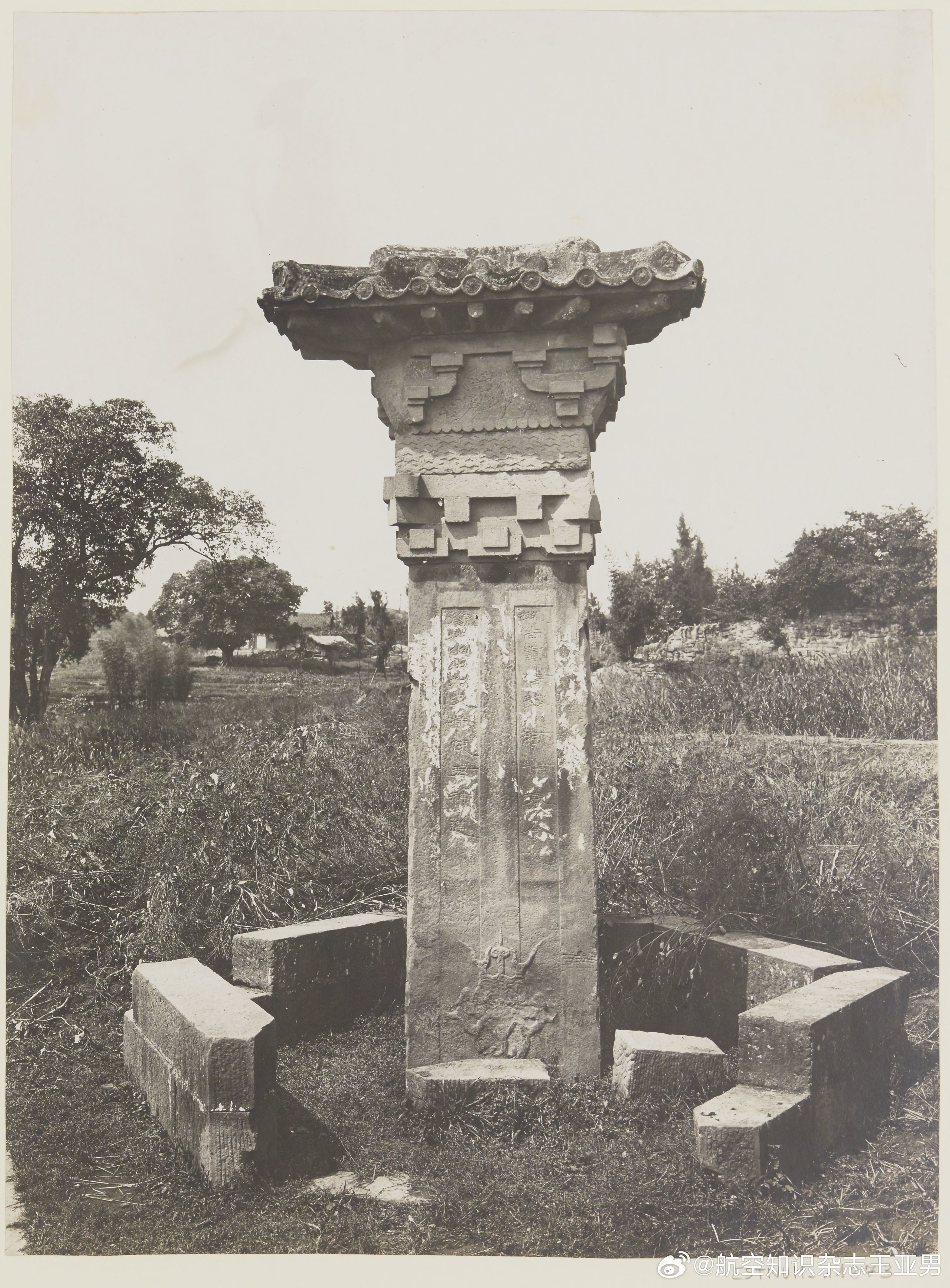 1920年前后拍摄的四川达州渠县汉阙。此阙建造于东汉建光元年（公元121年）