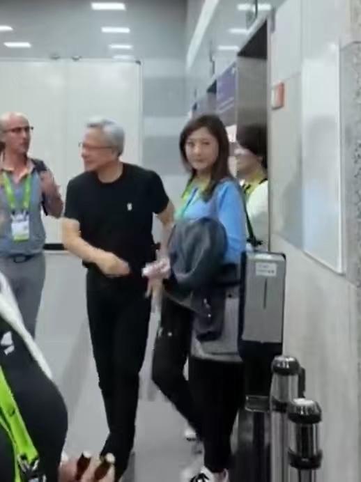 黄仁勋女助理：平凡中的不凡你看，这就是黄仁勋的女助理，咋看也就三十出头的年纪