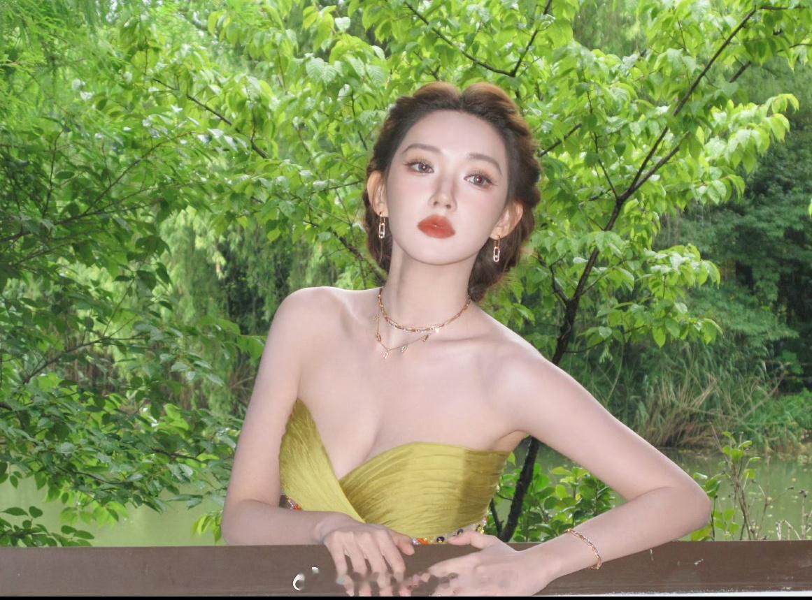 程潇红毯好奇姐姐图一背后这两个拿的是啥啊？谁来说说？