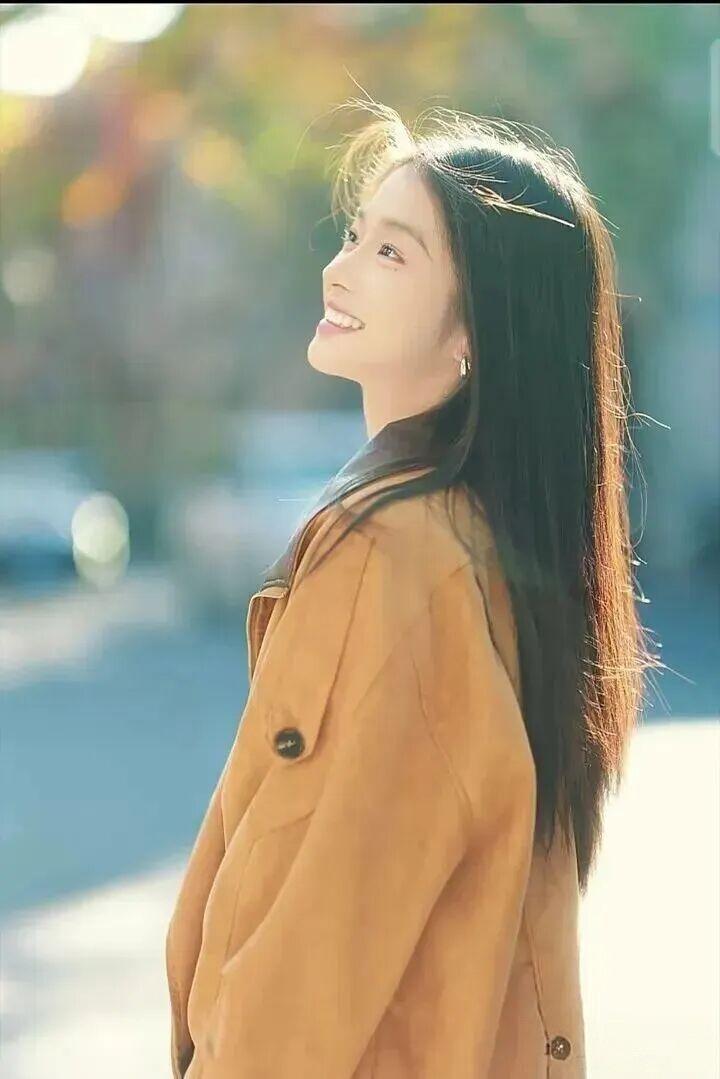 笑语盈盈处，相逢意气生。