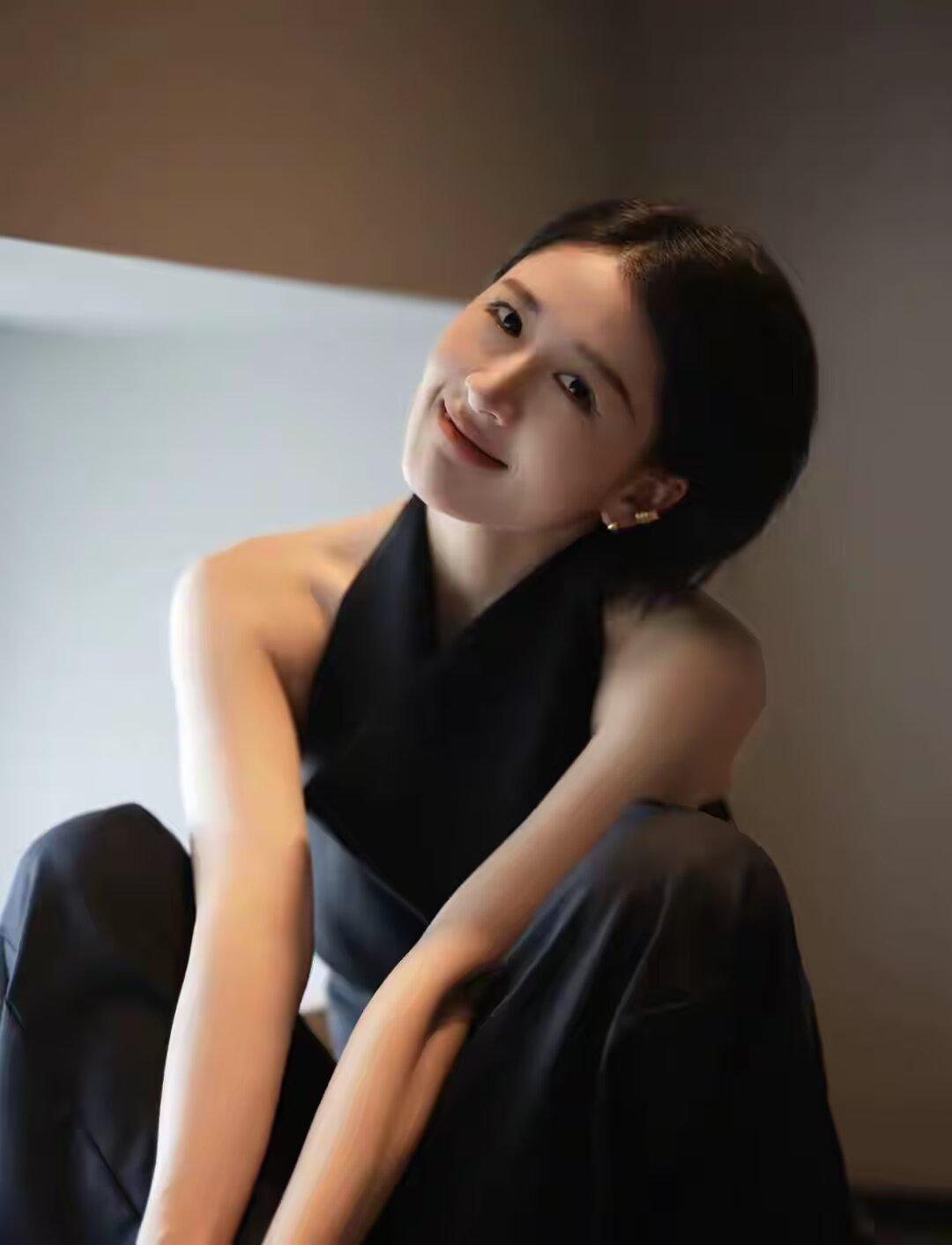 清醒的人不合群，干净的人不扎堆，独来独往的人值得深交。平庸的人，用热闹填