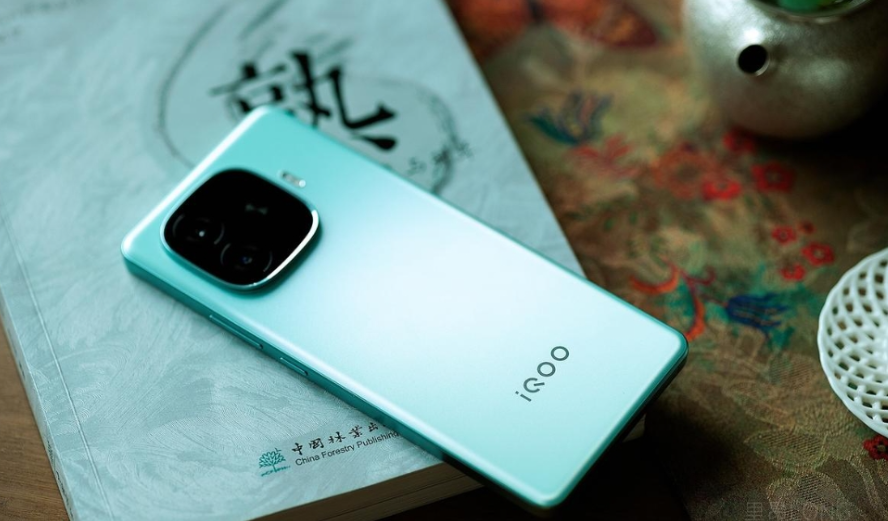 上桌了:  iQOO Z10 Turbo+配置来了！今天下午，资深数码博主把