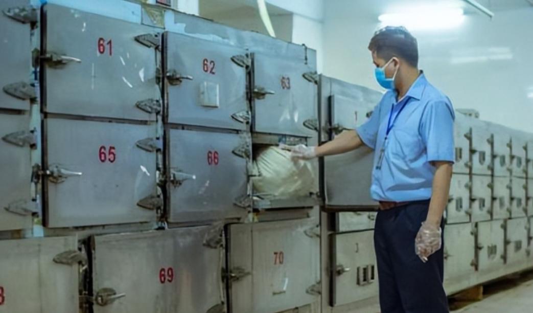 2003年，上海男大学生李奇乐患病去世，但因欠下高额治疗费用被医院拒绝开具死亡证