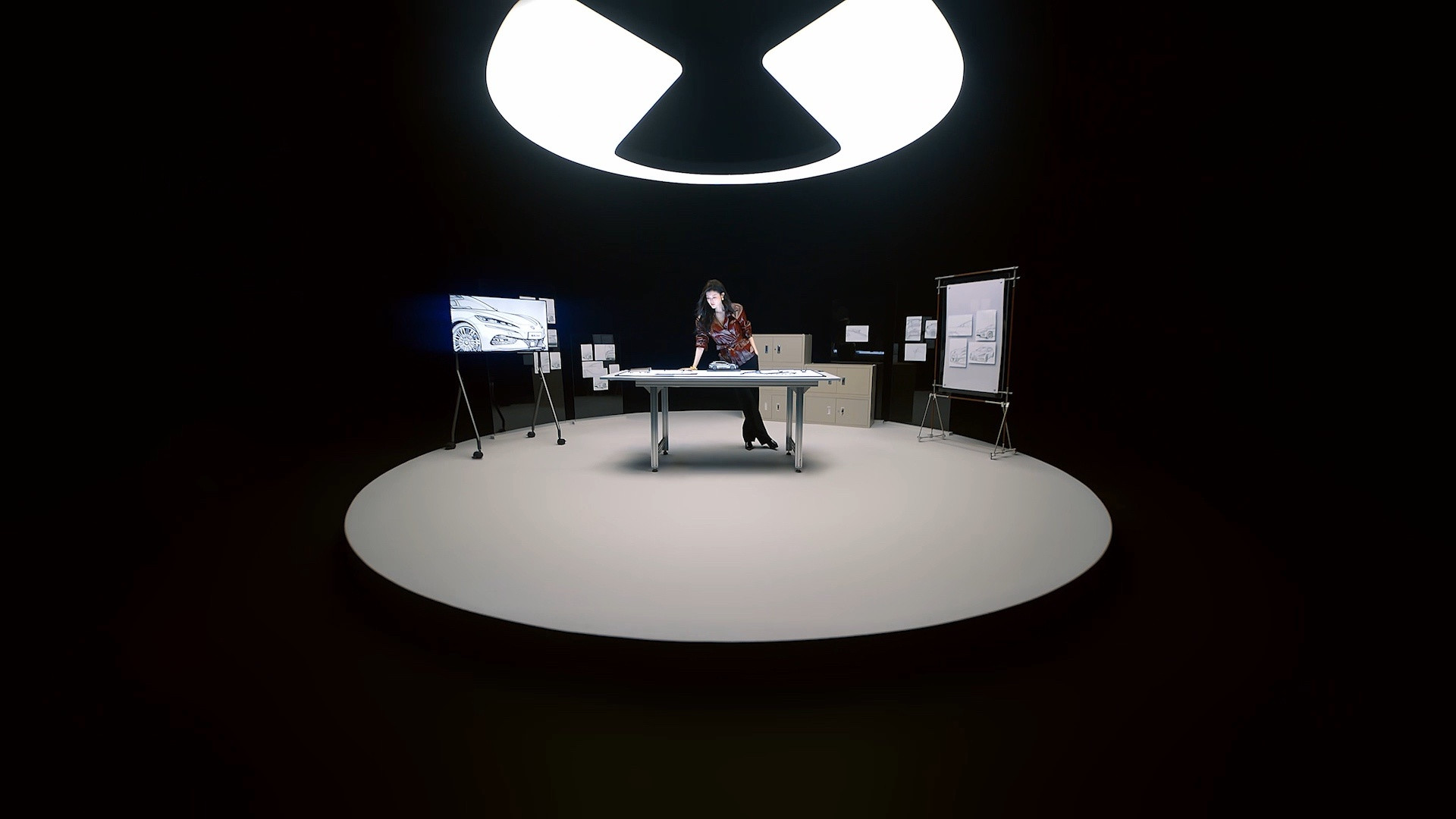 当国际超模何穗出现在全新腾势Z9GT身旁，不用多余的动作，气场就出来了，镜头捕捉