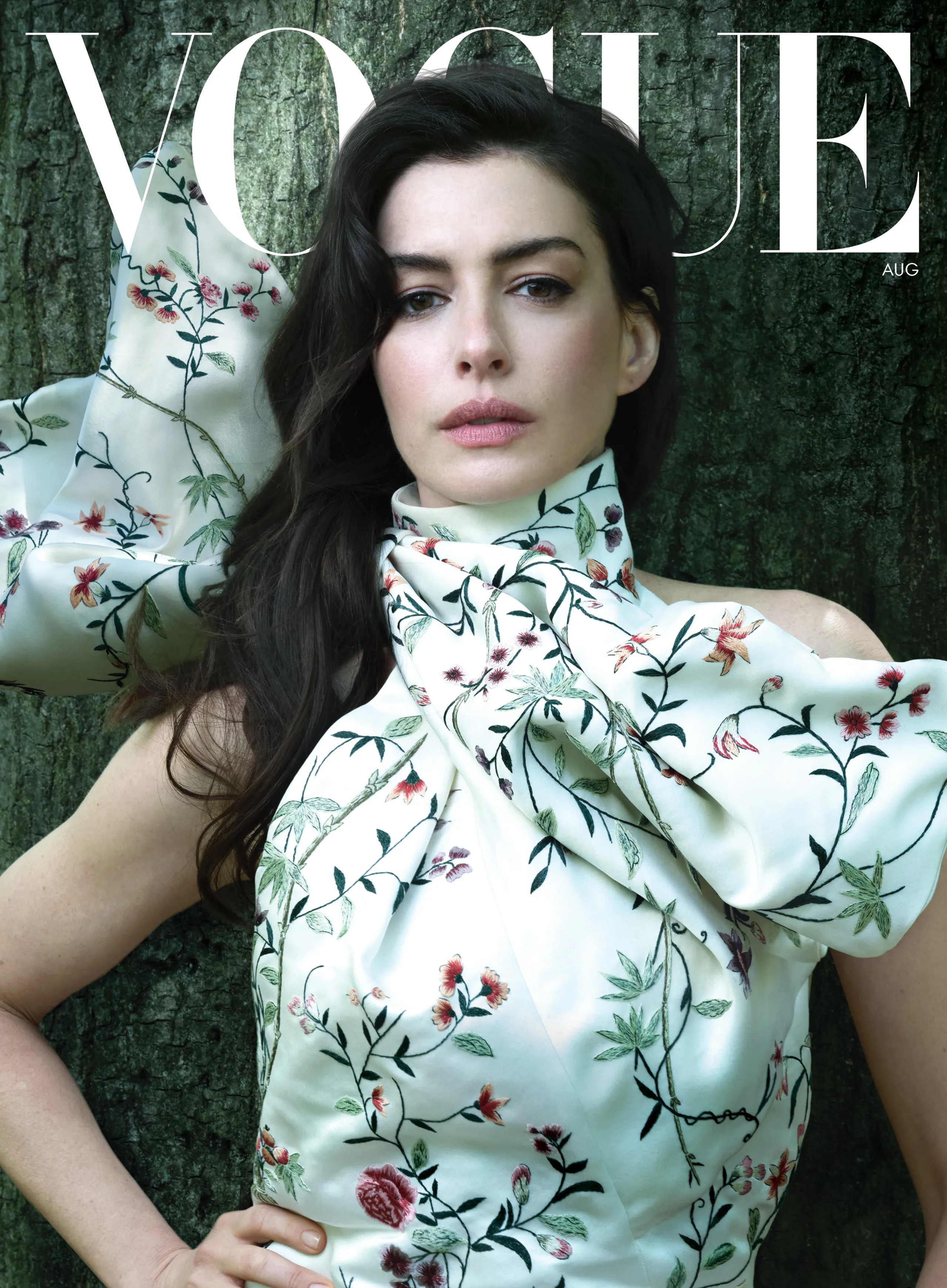 太美了！安妮海瑟薇登上《VOGUE》8月刊封面及写真美图大赏！😘[抱抱]