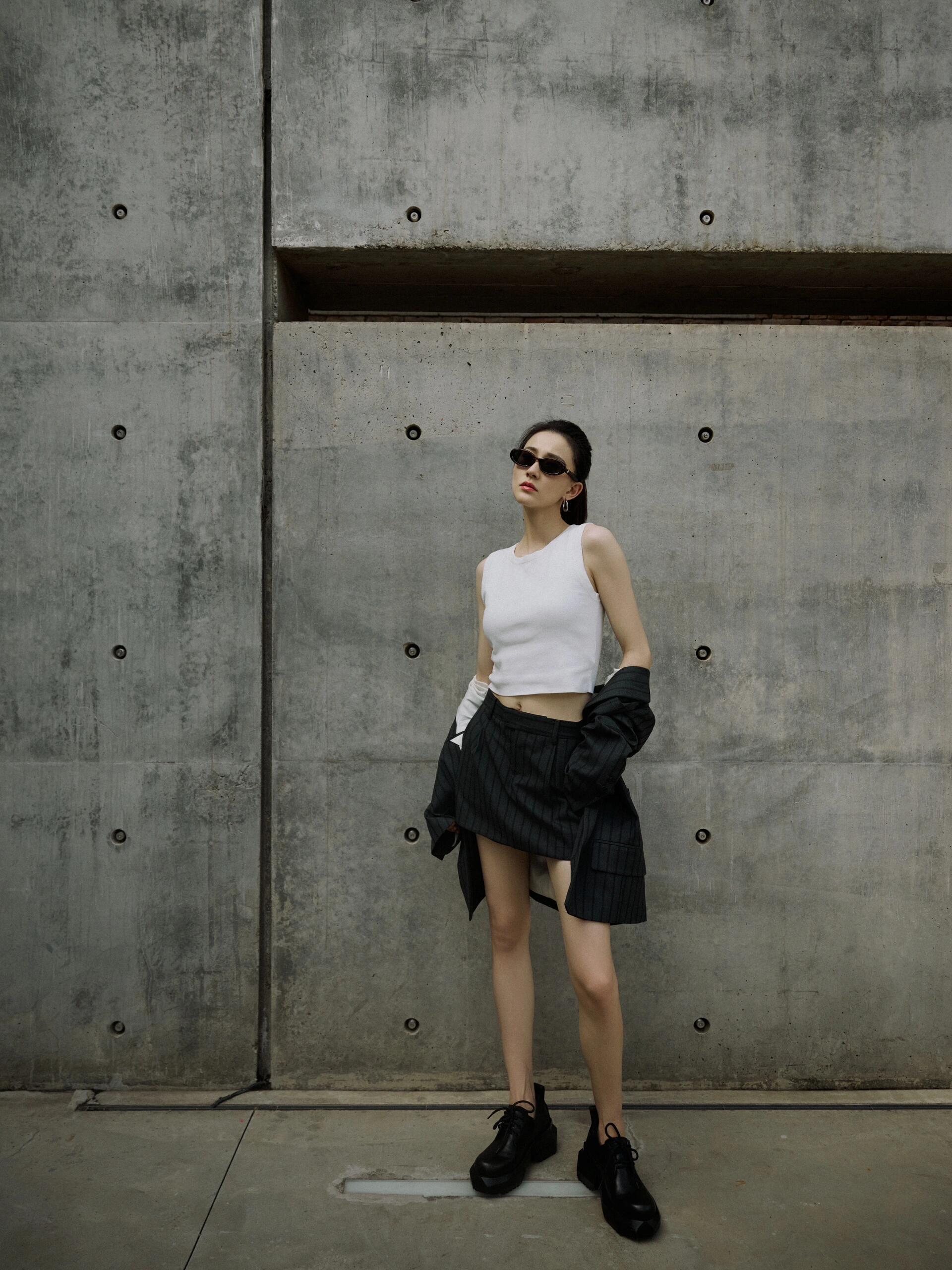 张豆豆，黑白搭配，秋日户外，酷飒有型​​​